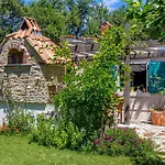 House Mladen Μεντουλίν