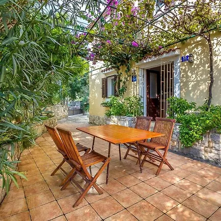 Vakantiehuis House House Mladen
